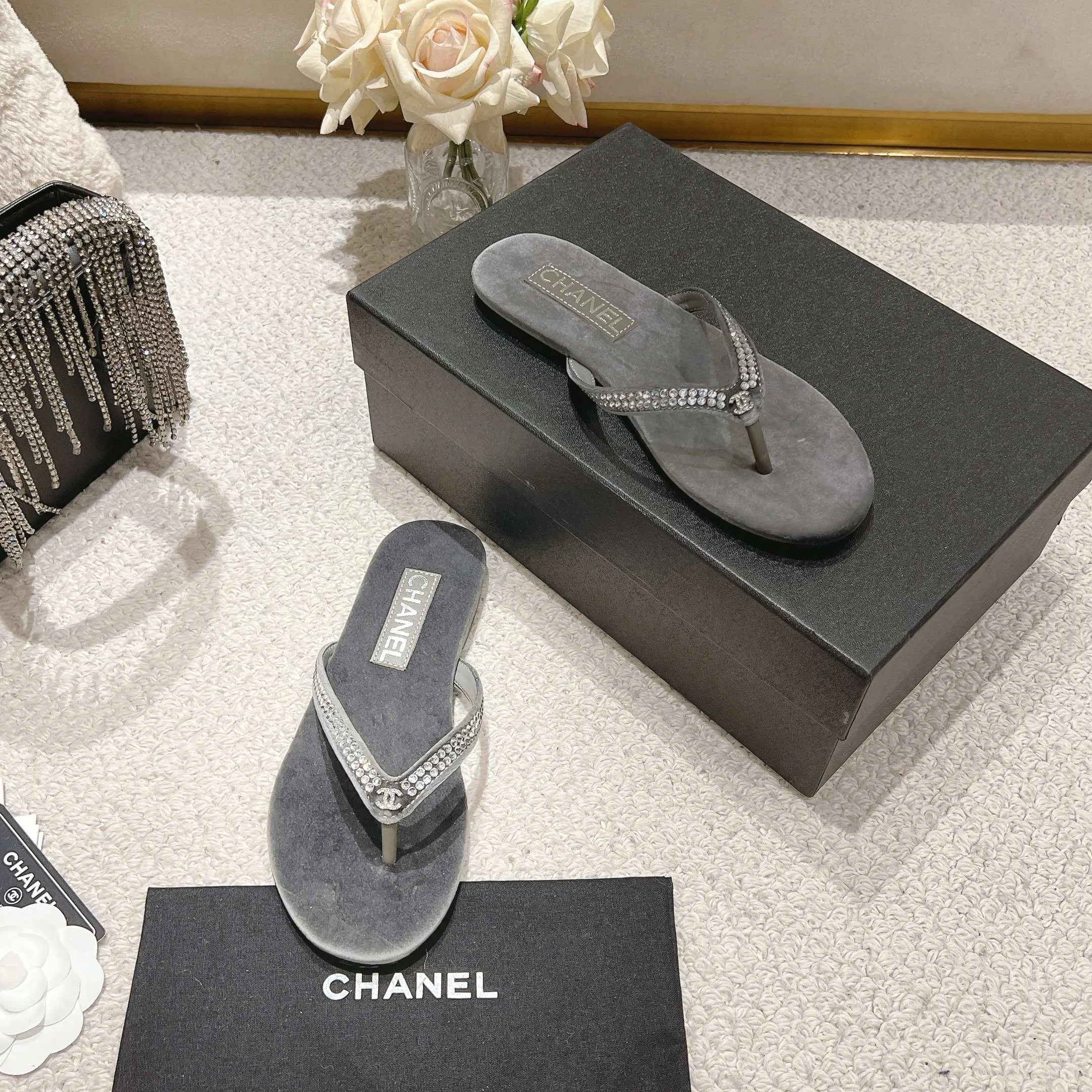 👟👟Ex-factory price 480👟👟 Xiaoxiang chanel 2025 new flip-flops! This series is really amazing. How can it be so beautiful! Summer is really an invincible combination that can be salty or sweet ~ The upper is made of original velvet and the lining is lambskin genuine leather outsole Size: 35-40 (40 customized)